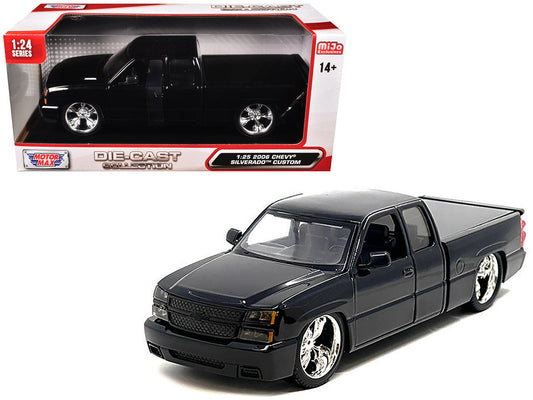 2006 Chevrolet Silverado Custom Pickup Truck Black ’Die-Cast Collection’ Series 1/25 Diecast Model Car by Motormax