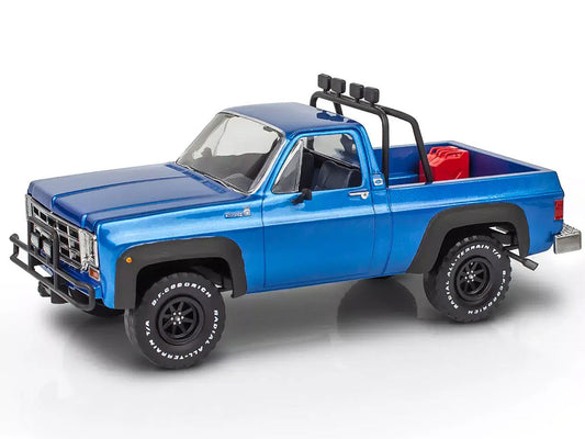 Level 3 Model Kit 1978 Chevrolet Off-Road 4x4 Pickup Truck and ’Malibu Grand Prix’ Virage with Trailer ’Fantasy